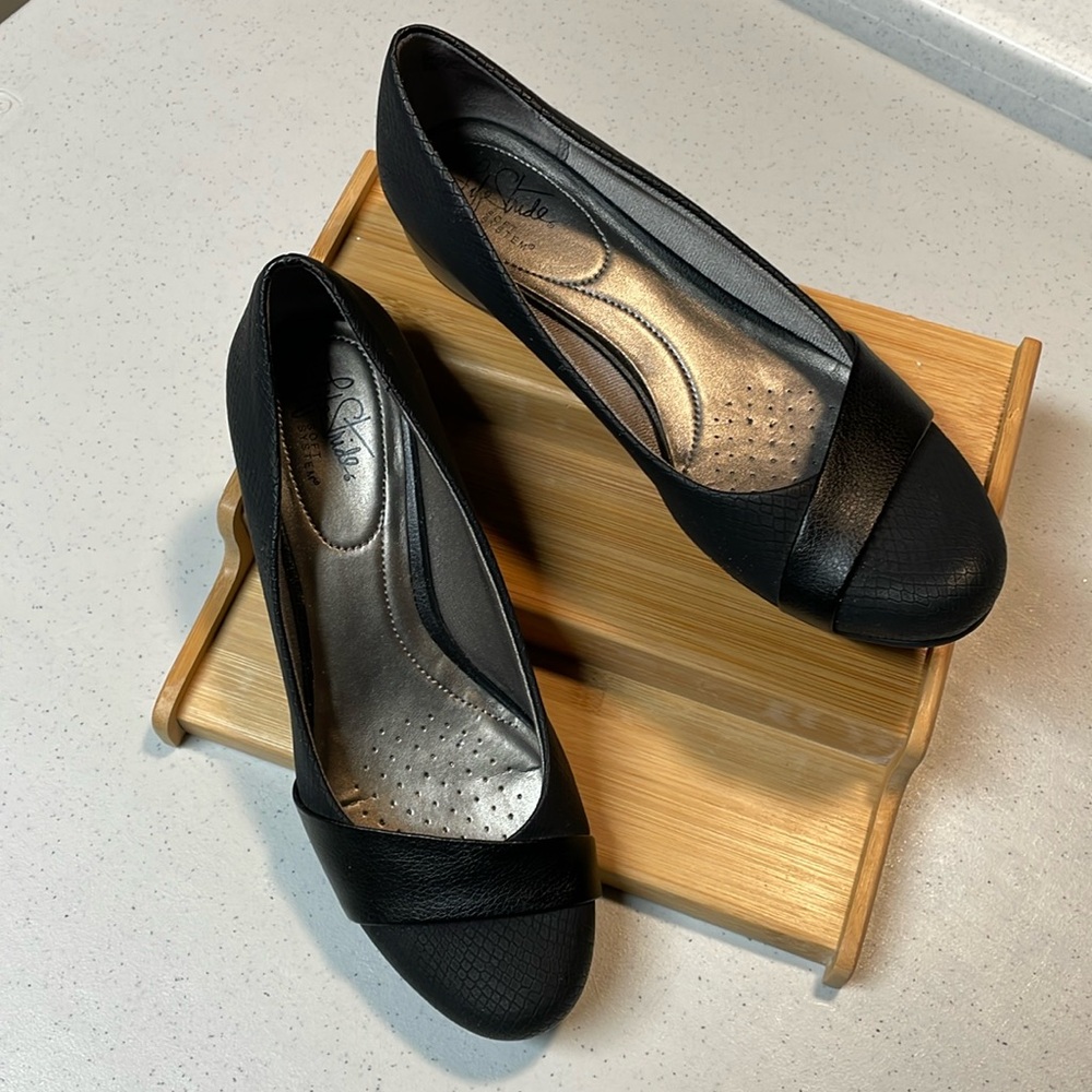 LifeStride Soft System 1-inch pumps, black, reptile pattern, Size 8M, like new.